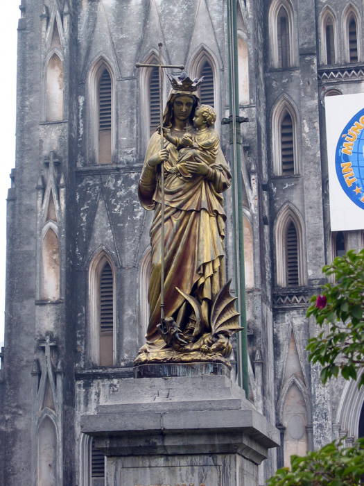 正面のマリア像