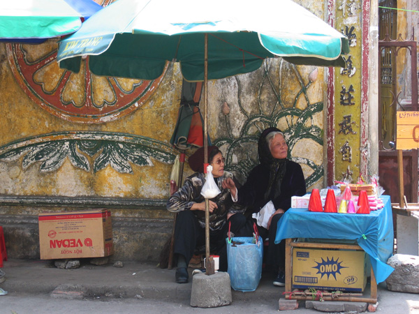 お寺の前で、ろうそくを売るおばあちゃんズ
